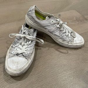 Striped low-top converse